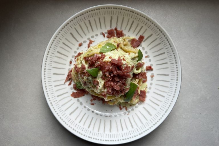Pesto di limoni con bresaola croccante, un piatto che sa di freschezza