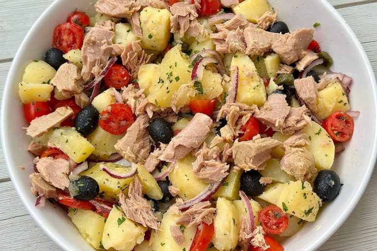Insalata Eoliana a base ti patate e tonno, la ricetta tradizionale