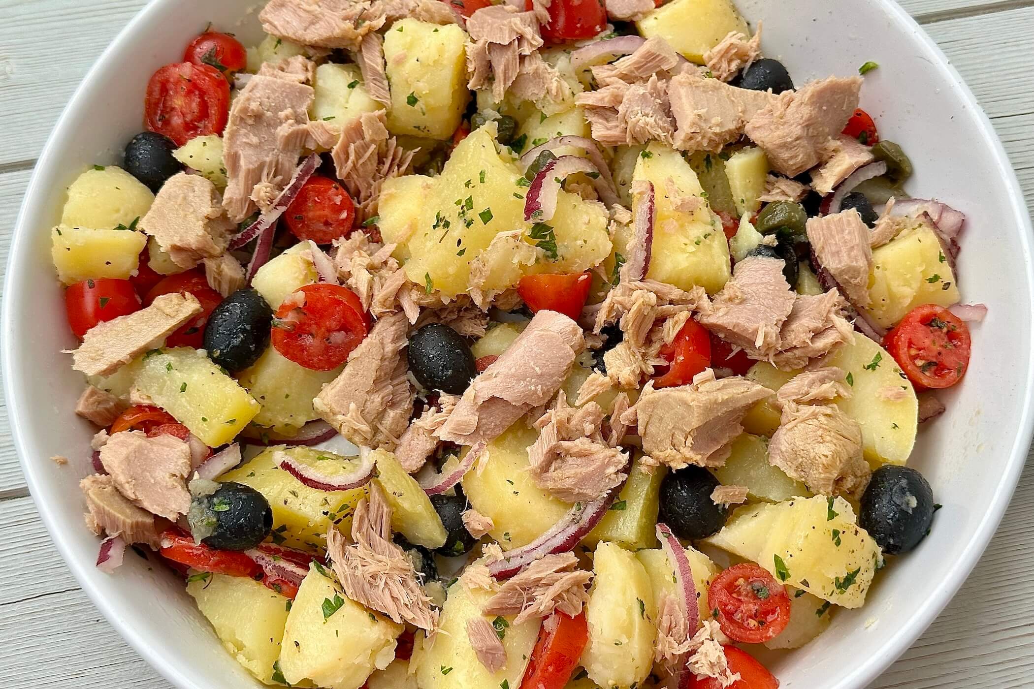 Insalata Eoliana a base di patate e tonno, la ricetta tradizionale