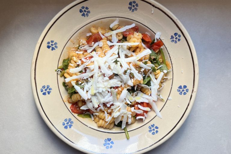 Pasta rucola e pomodorini: profumo d’estate in un piatto