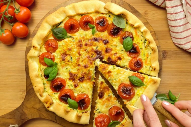 Torta di verdure salata: la ricetta svuotafrigo con zucchine, carote e pomodorini