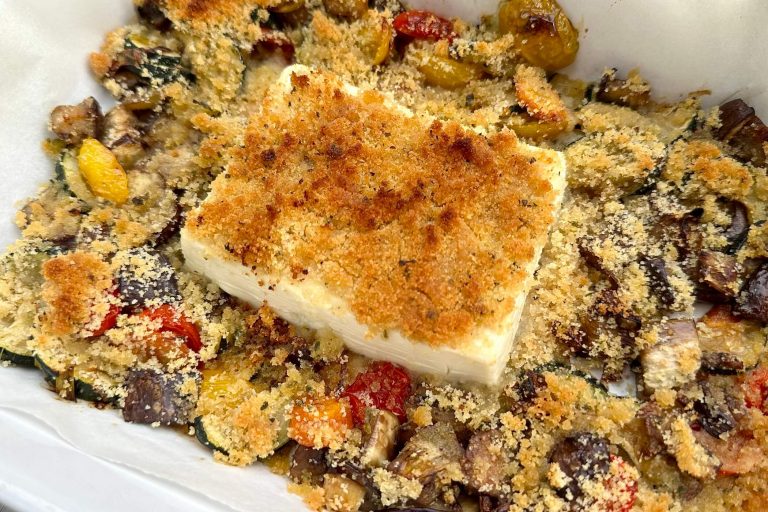 Feta gratinata con verdure: il secondo vegetariano con una crosticina croccante