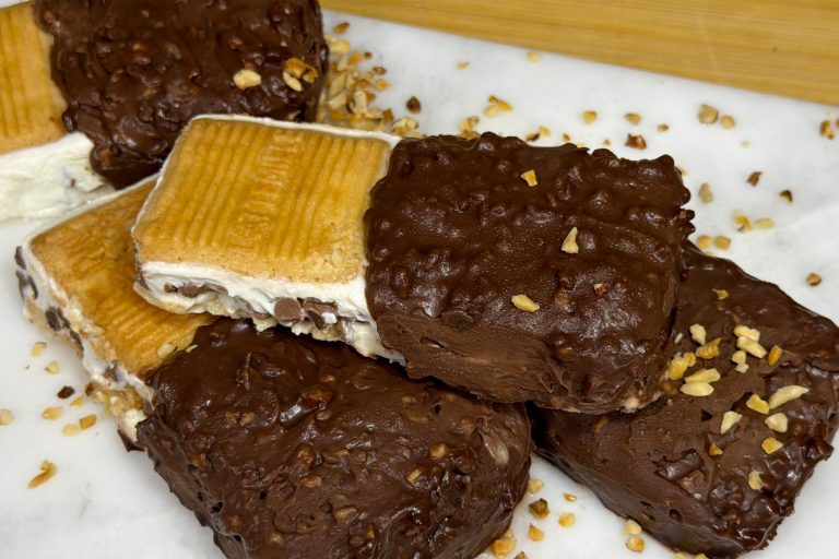 Biscotto gelato: fatto in casa con yogurt, miele e gocce di cioccolato