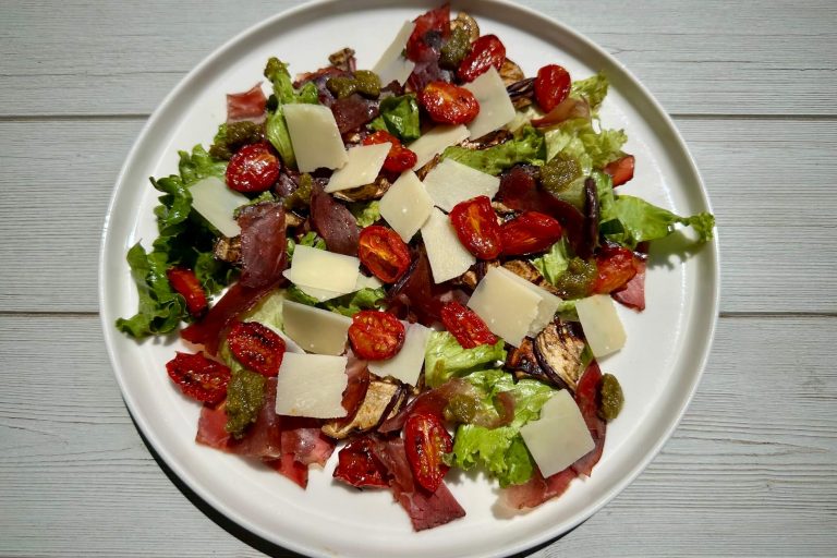 Insalata di melanzane grigliate con bresaola e pomodorini confit: ideale per i tuoi pasti estivi veloci