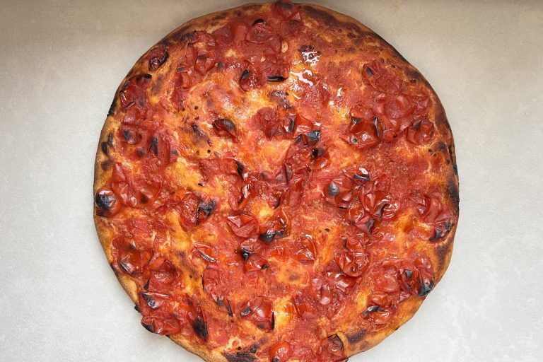 Focaccia al pomodoro: la ricetta facile per ottenere un impasto croccante