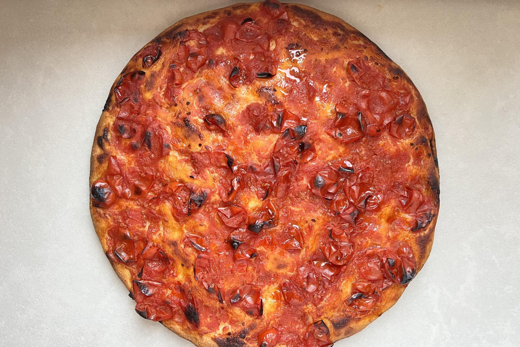 Focaccia al pomodoro: la ricetta facile per ottenere un impasto croccante