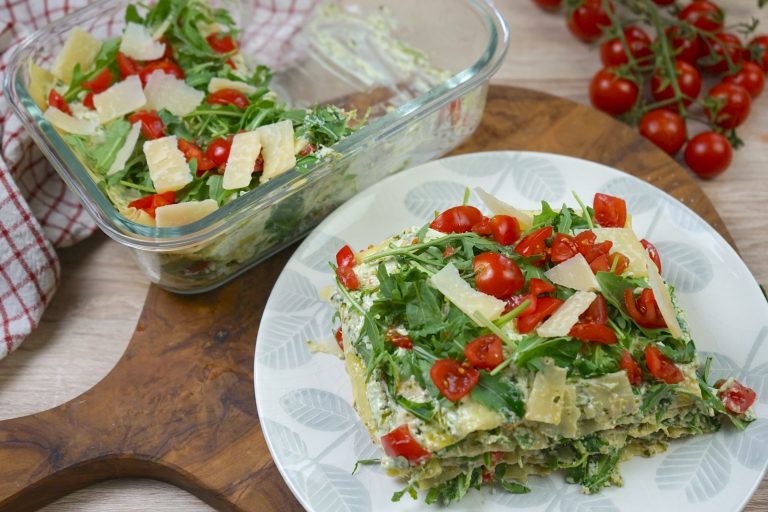 Lasagne fredde senza forno con pesto, pomodorini e rucola: il primo piatto che salva l’estate!