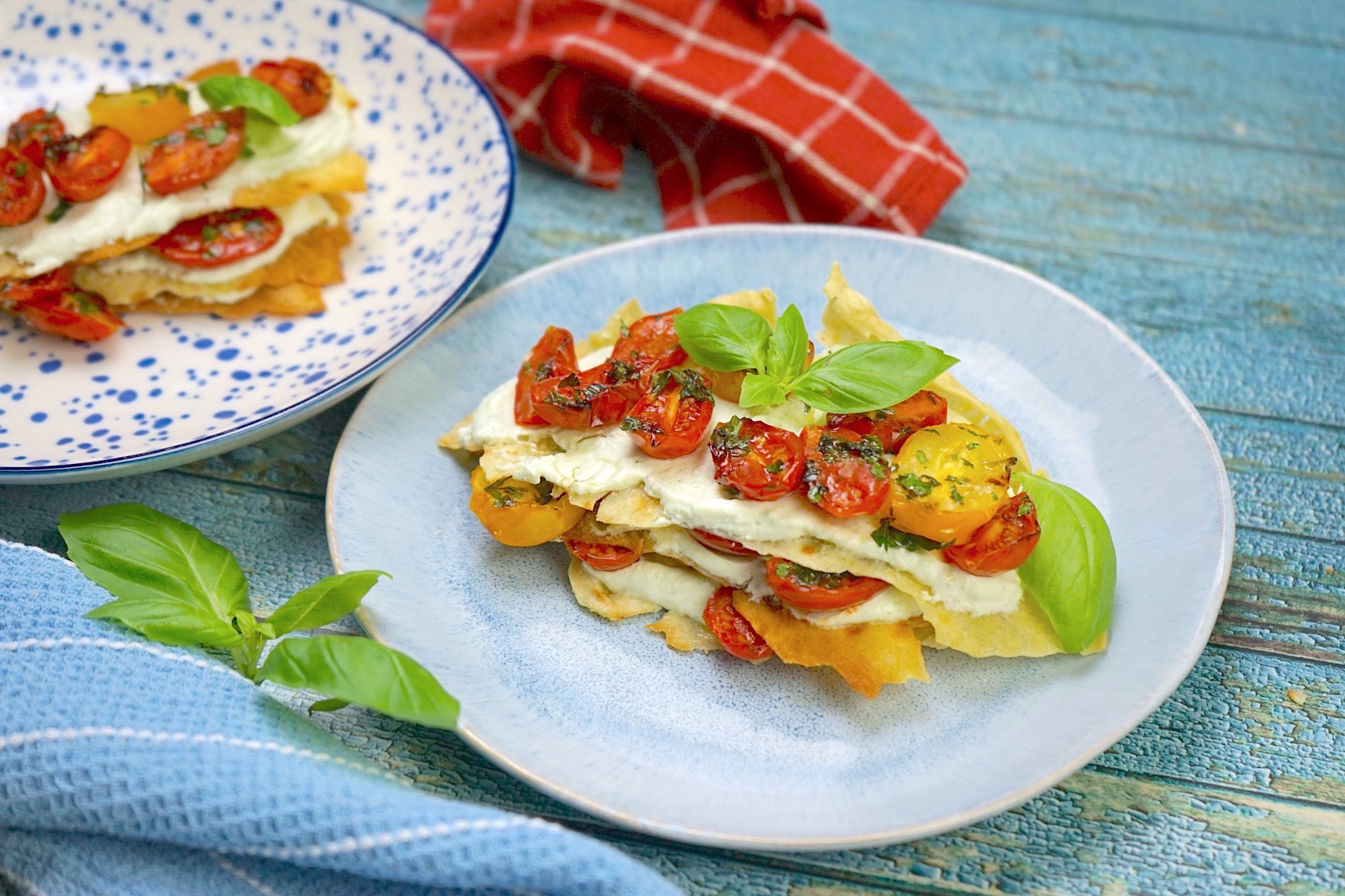 Millefoglie di pane carasau: la ricetta estiva con feta e pomodorini arrostiti