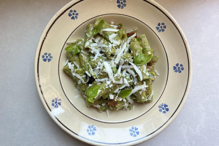 Pasta fredda con pesto di rucola: la schiscetta perfetta per la spiaggia!