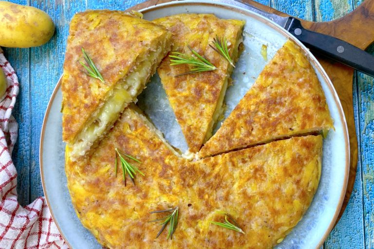 Torta di patate e salsiccia in padella: filante, senza forno e facilissima