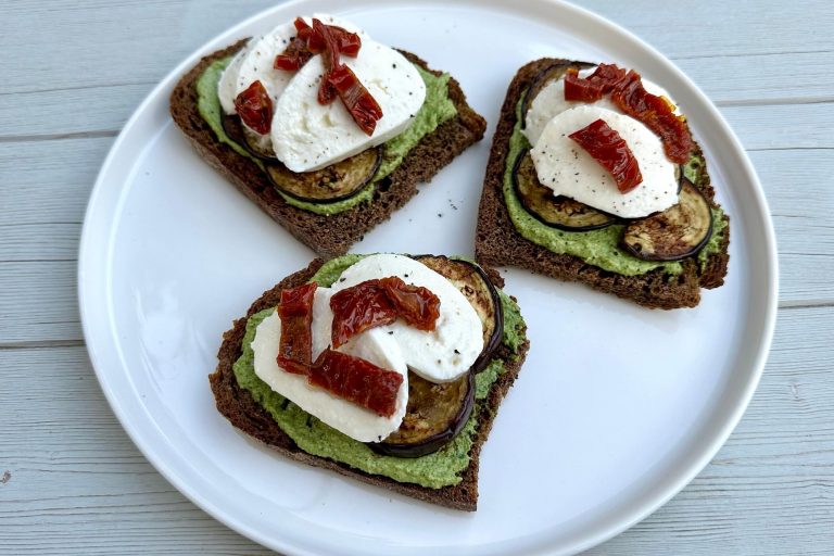 Bruschette estive con pesto di rucola, melanzane, pomodori secchi e mozzarella: buonissime!