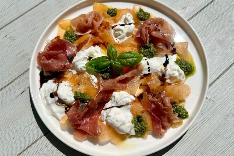 Carpaccio di melone con prosciutto e burrata: l’antipasto fresco da effetto WOW