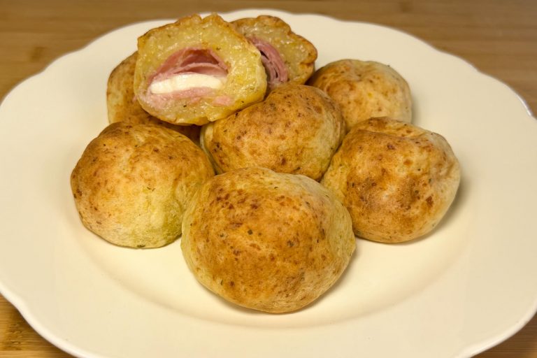 Panini di patate ripieni di prosciutto e mozzarella, cotti in friggitrice ad aria!