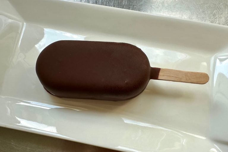 Mini gelati al tiramisù senza gelatiera: con un cuore di veri savoiardi al caffè!