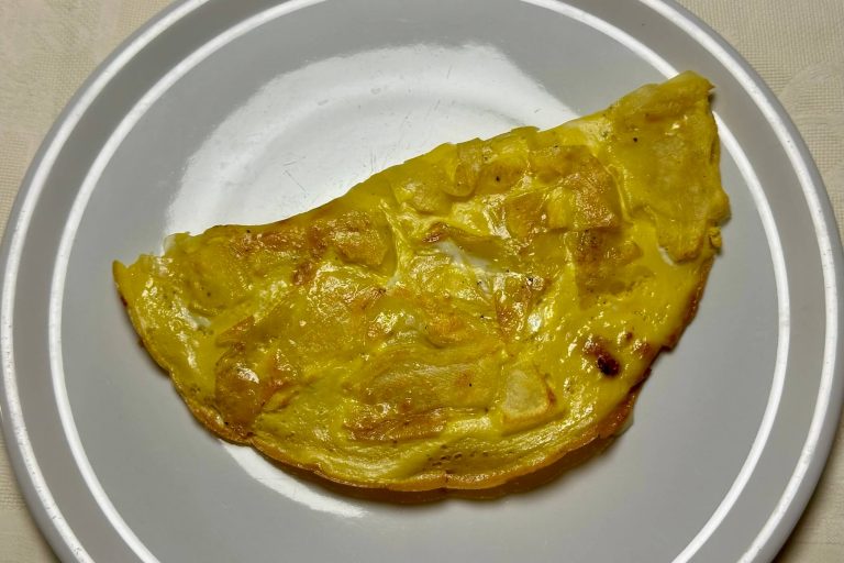 Omelette di patate croccante: ti svolta la cena dell’ultimo minuto!