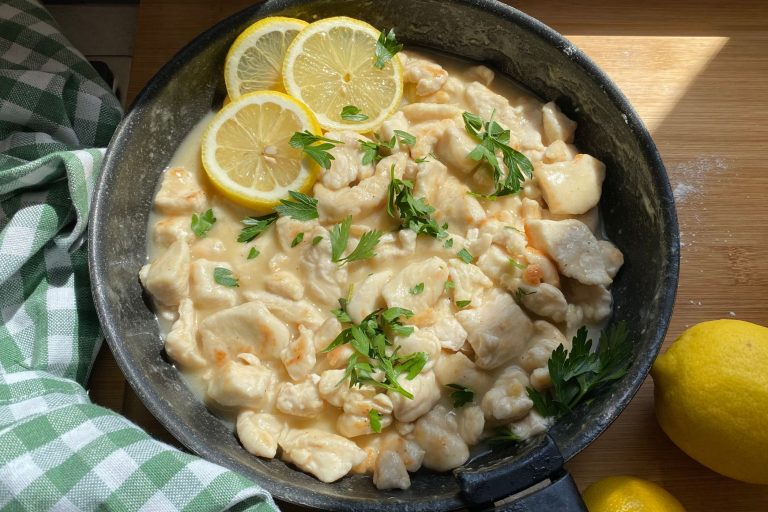 Straccetti di pollo al limone: la ricetta cremosa pronta in un lampo!