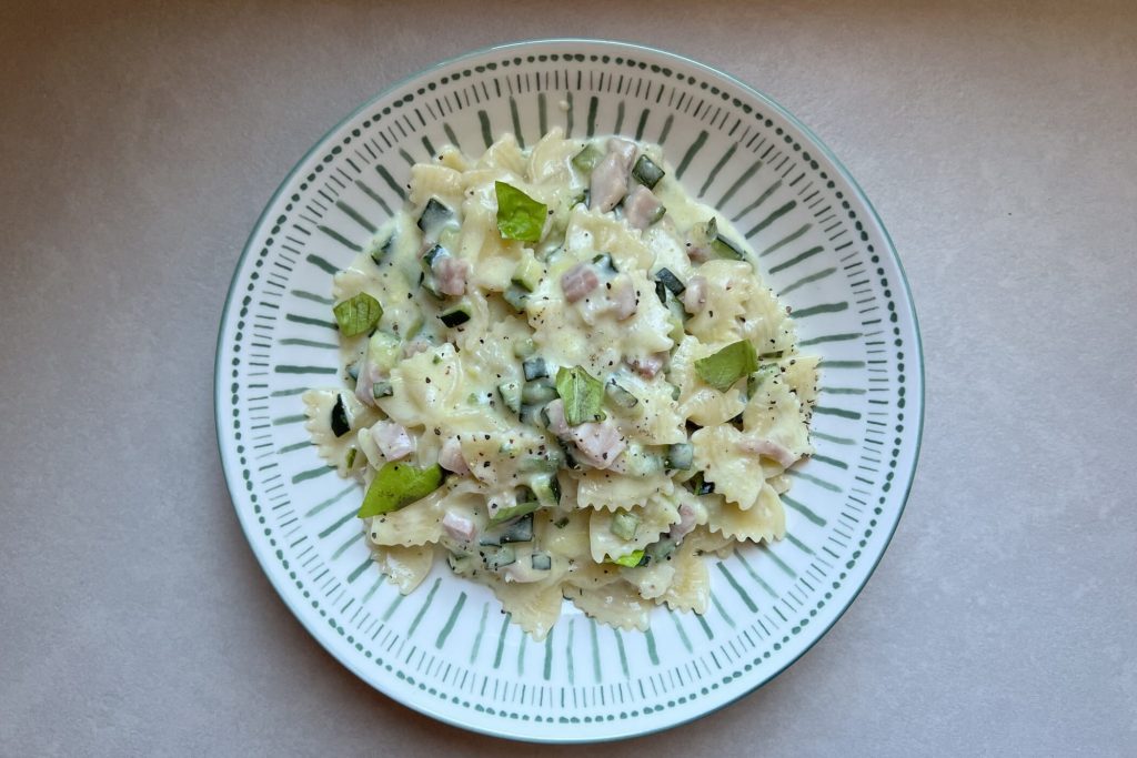 Farfalle zucchine e prosciutto