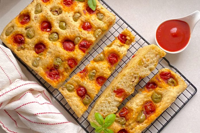 Focaccia all'olio EVO con olive e pomodorini - Colavita