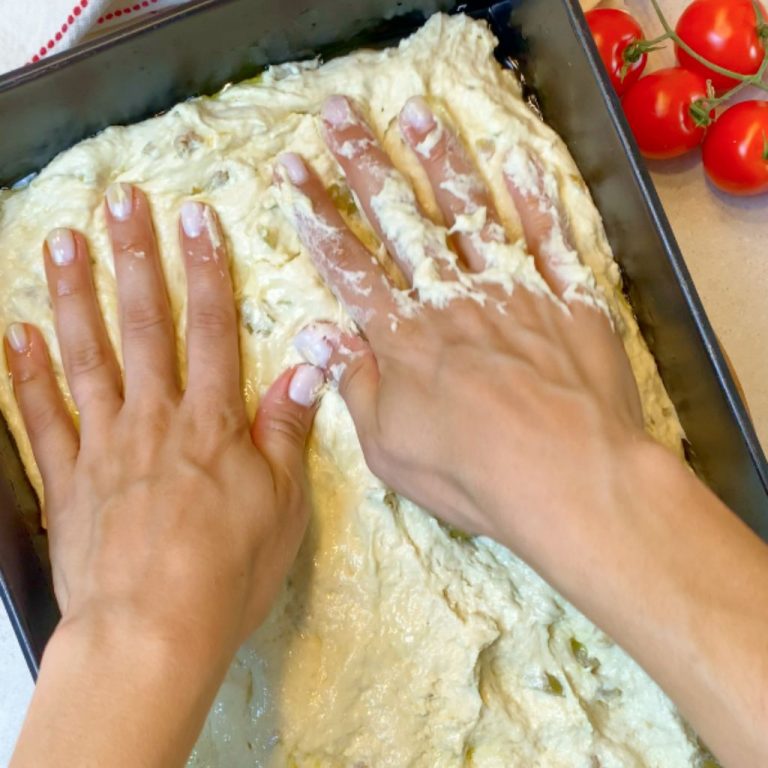 Focaccia all’olio EVO con olive e pomodorini step5