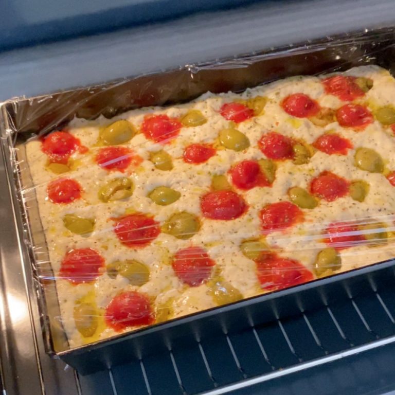 Focaccia all’olio EVO con olive e pomodorini step6