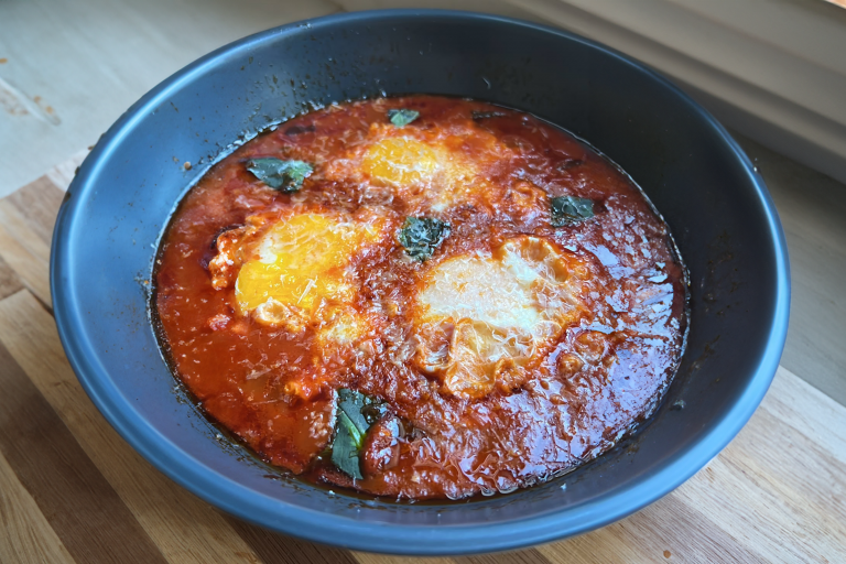 Uova in purgatorio e nduja: la ricetta semplice con un cuore piccante