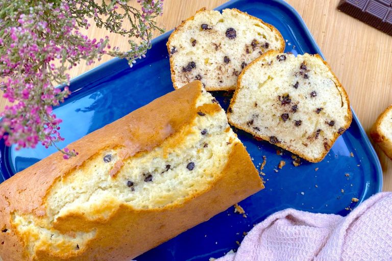 Plumcake con gocce di cioccolato: la ricetta allo yogurt senza burro